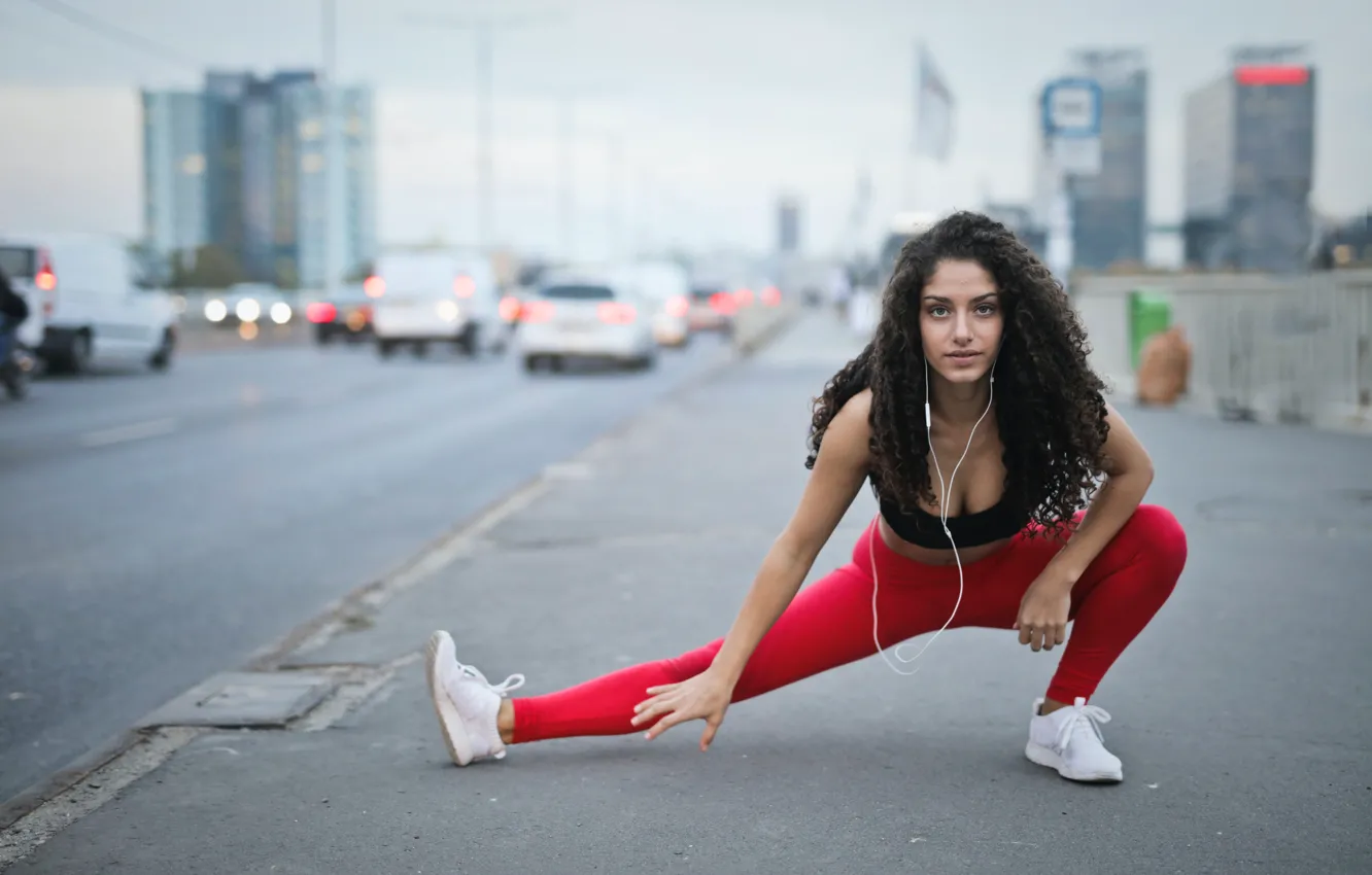 Фото обои взгляд, улица, спортсменка, автомобили, street, exercise, look, милая девушка