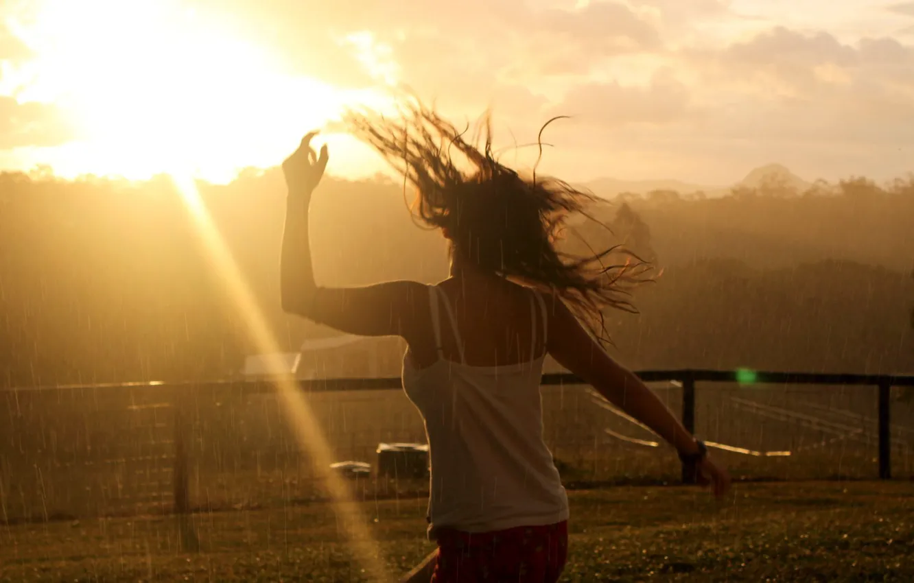 Фото обои небо, девушка, солнце, деревья, дождь, волосы, забор, танец