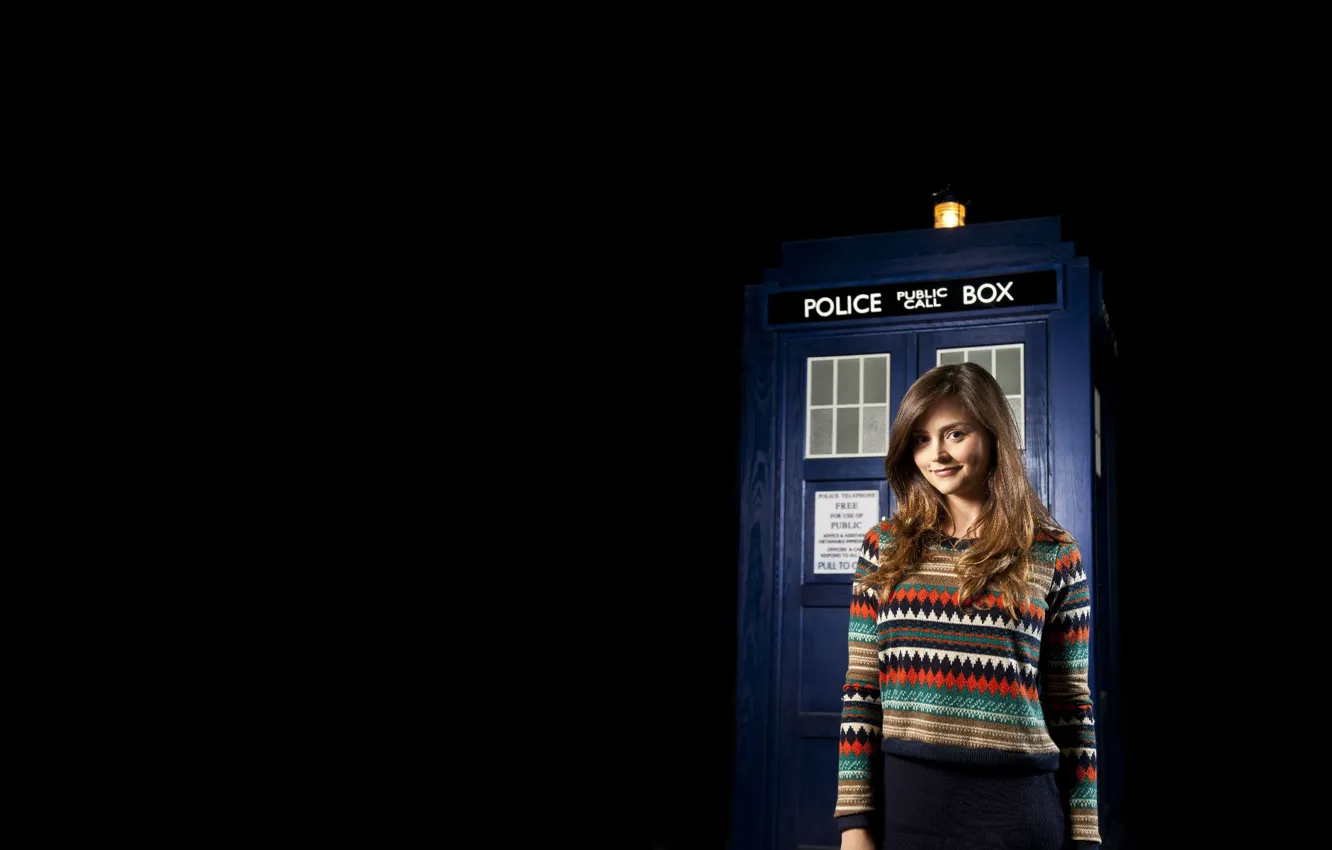 Фото обои девушка, улыбка, будка, черный фон, Doctor Who, свитер, Доктор Кто, Jenna-Louise Coleman