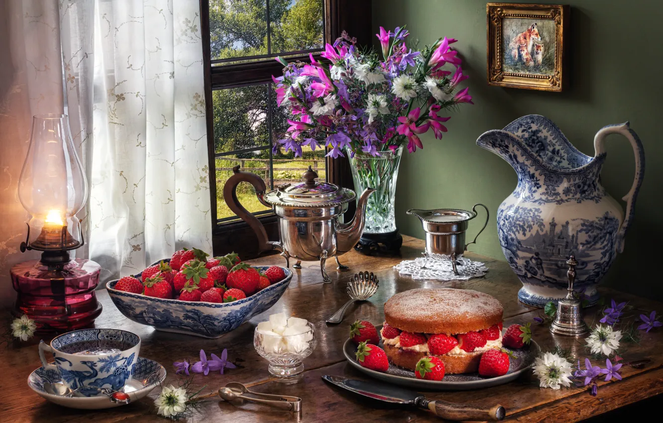Фото обои цветы, ягоды, стол, чай, лампа, картина, чайник, окно