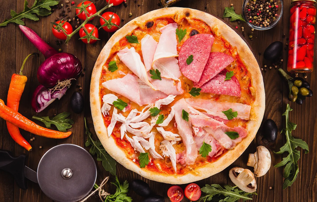 Фото обои овощи, пицца, помидоры, оливки, колбаса, ветчина