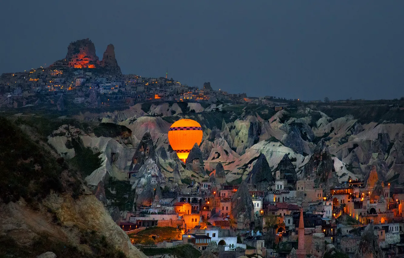 Фото обои пейзаж, природа, город, воздушный шар, скалы, дома, вечер, Турция
