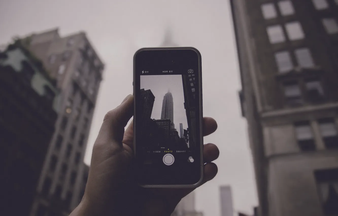 Фото обои туман, улица, фотография, iPhone, рука, Нью-Йорк, флаги, Эмпайр Стейт Билдинг