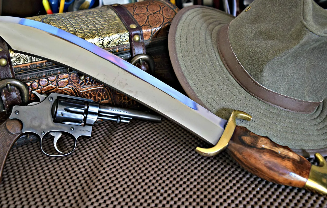Фото обои шляпа, нож, револьвер