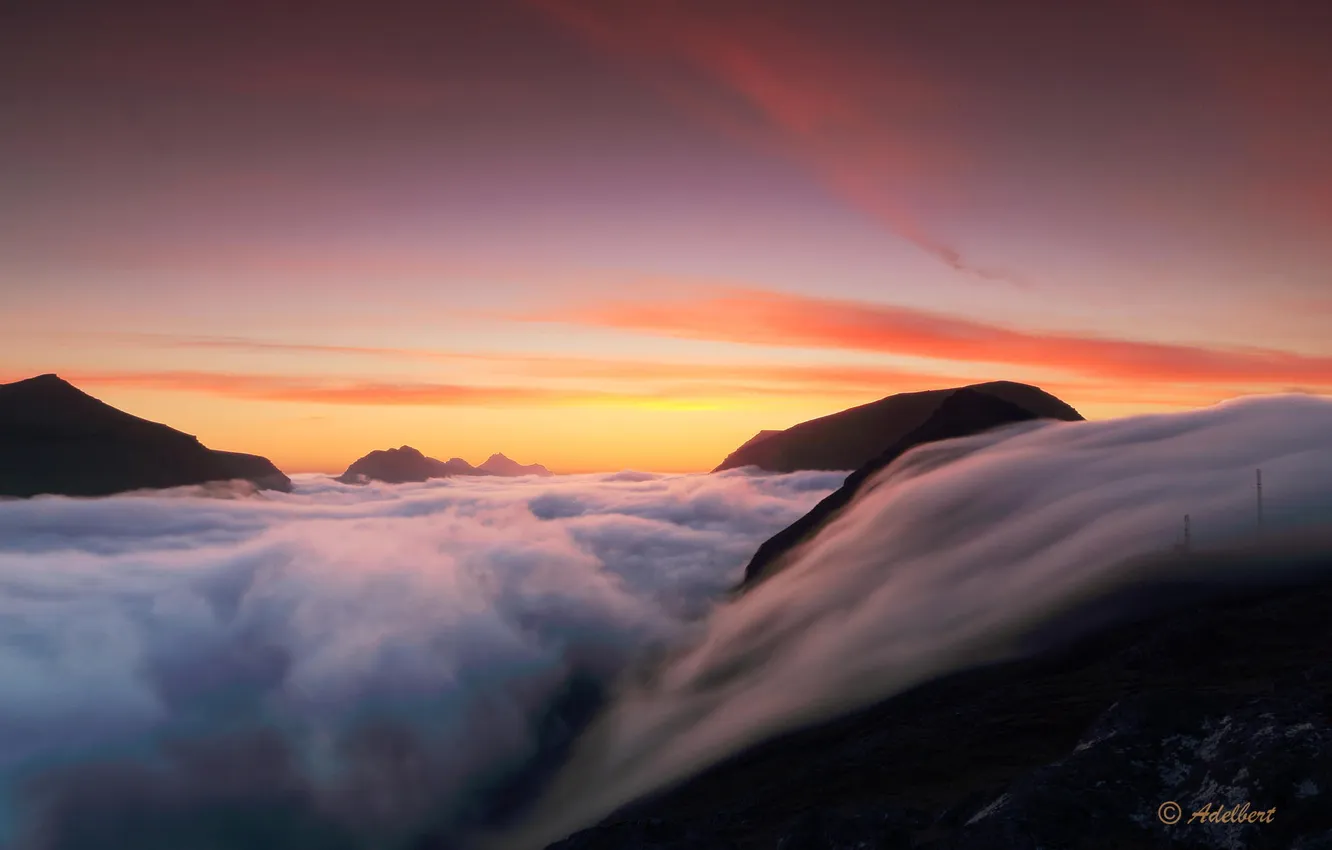 Фото обои облака, пейзаж, горы, туман, рассвет