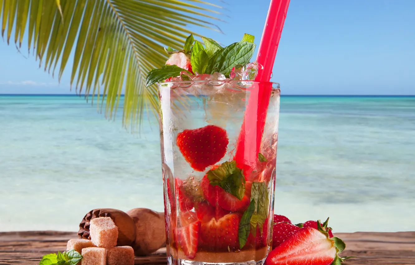 Фото обои море, пальма, клубника, коктейль, трубочка, мята