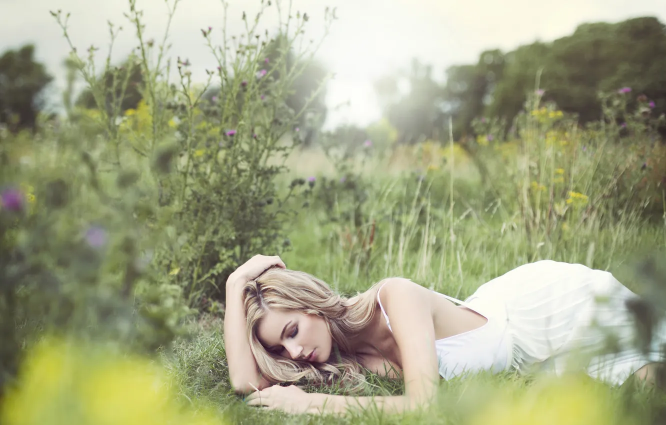 Фото обои лето, трава, девушка, блондинка, лежит, белое платье
