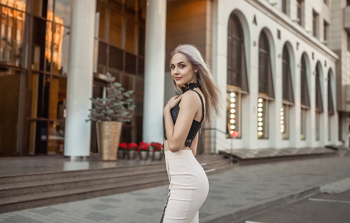 Фото обои взгляд, улица, модель, здание, юбка, портрет, макияж, фигура