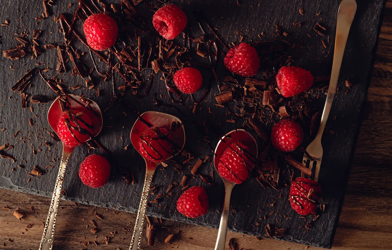 Фото обои ягоды, малина, шоколад, вилка, ложки