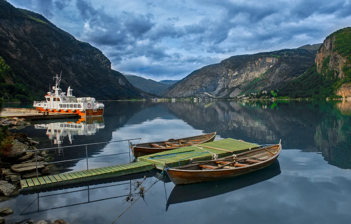 Фото обои облака, пейзаж, горы, природа, лодки, причал, Норвегия, фьорд