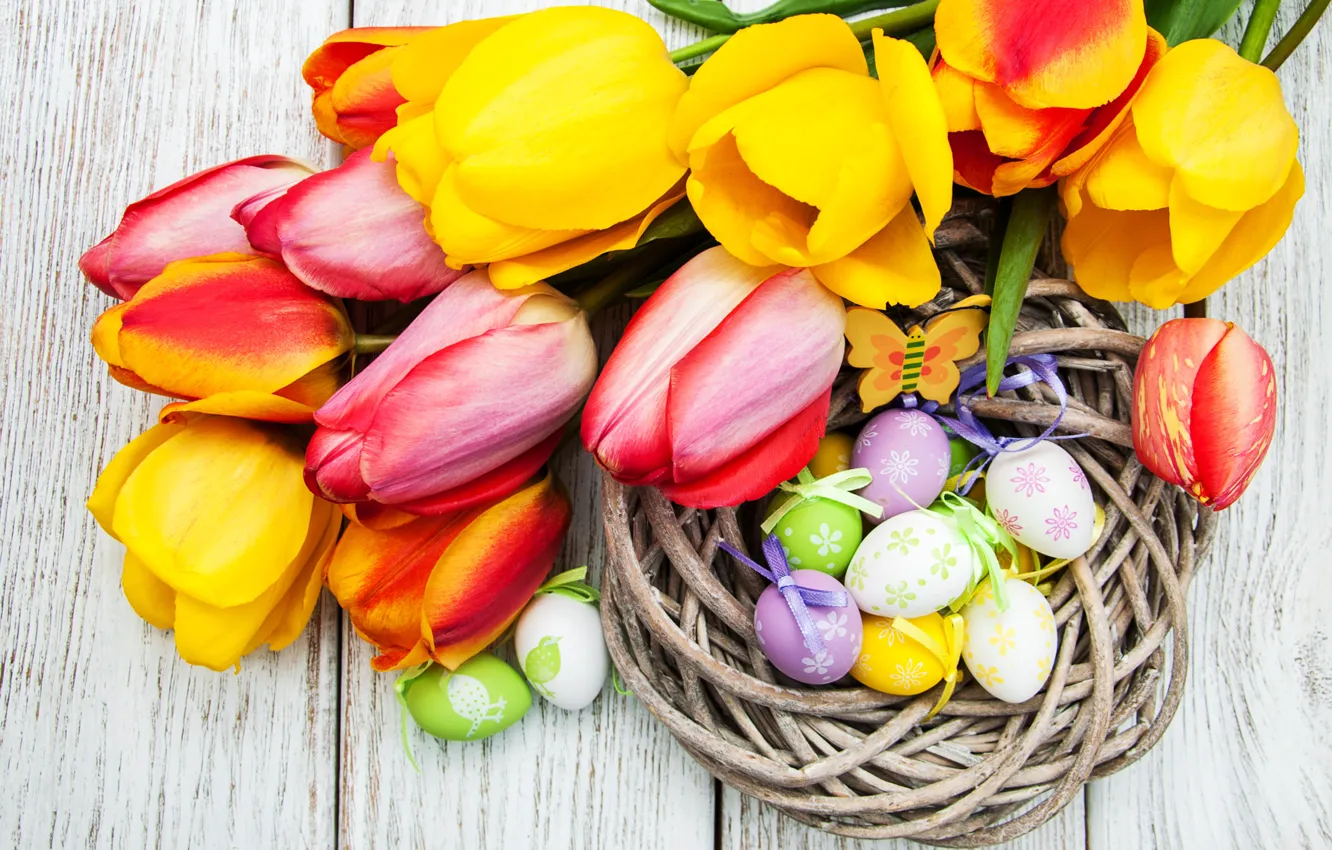 Фото обои цветы, яйца, colorful, Пасха, тюльпаны, happy, yellow, wood