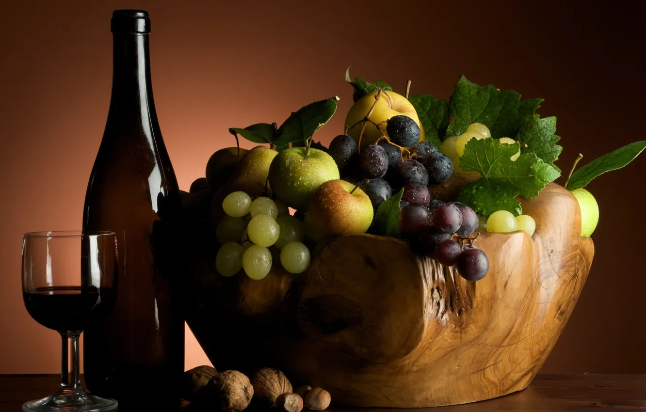 Фото обои ягоды, вино, яблоки, бокал, бутылка, виноград, фрукты, орехи