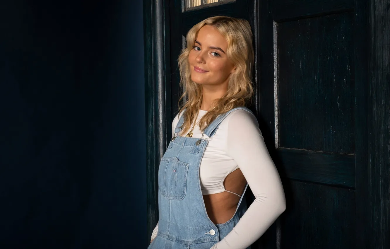 Фото обои улыбка, актриса, блондинка, красавица, будка, комбинезон, Doctor Who, джинс