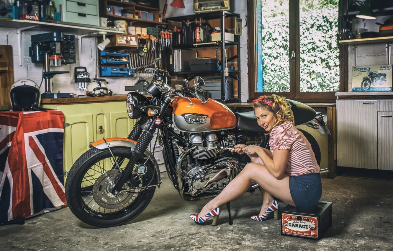 Фото обои женщина, гараж, мотоцикл