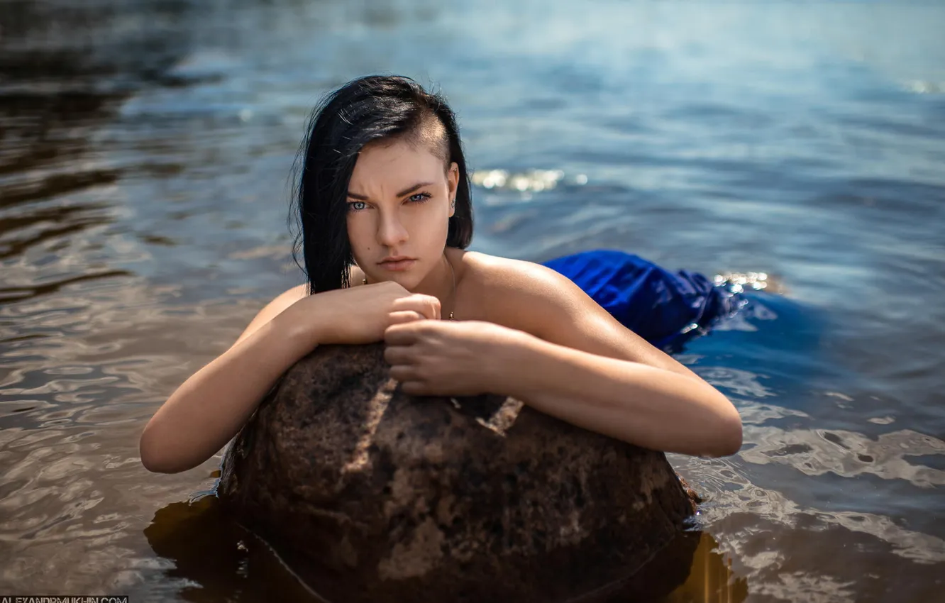Фото обои вода, камень, Девушка