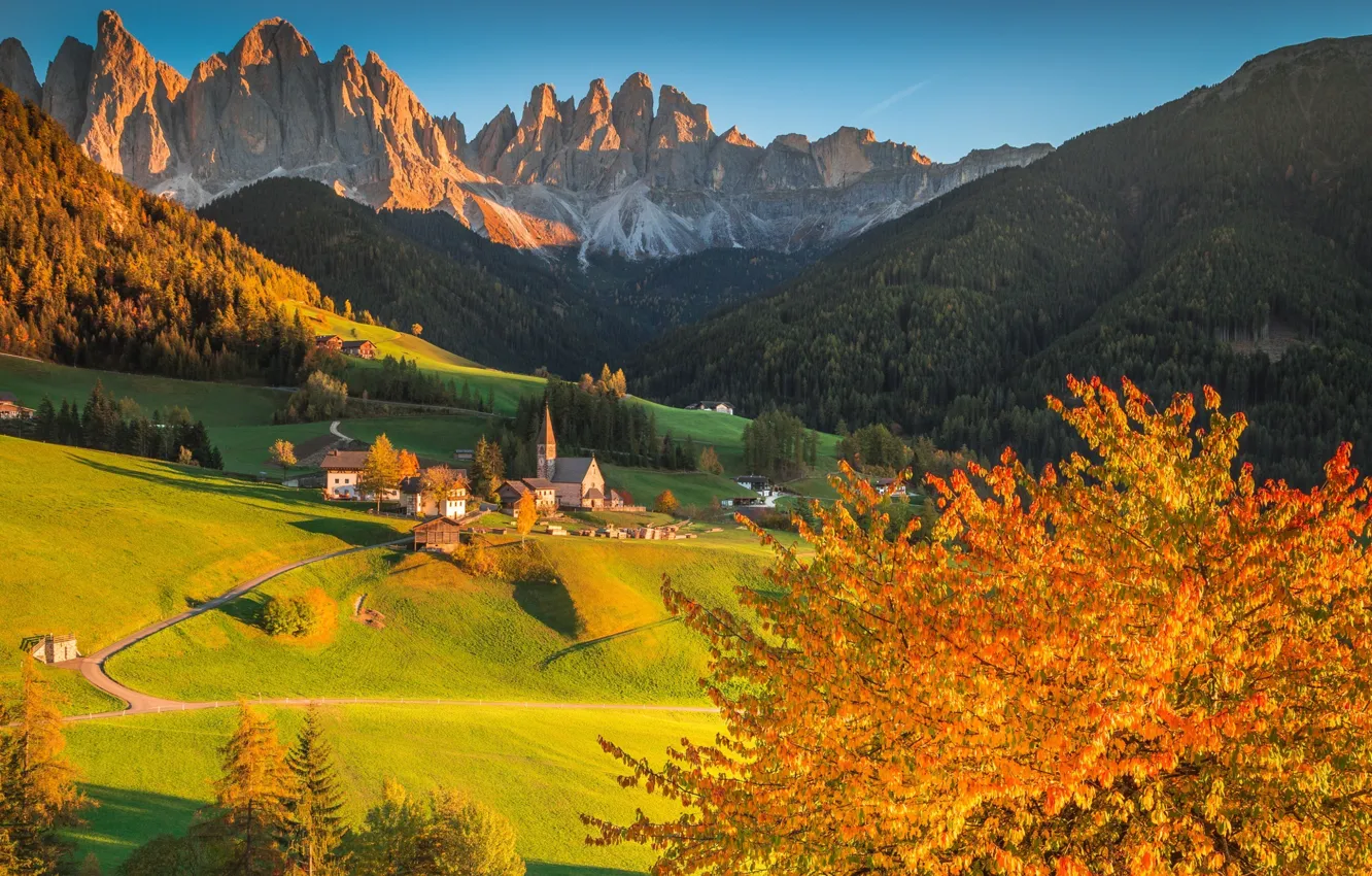 Фото обои осень, лес, деревья, закат, горы, дома, Италия, церковь