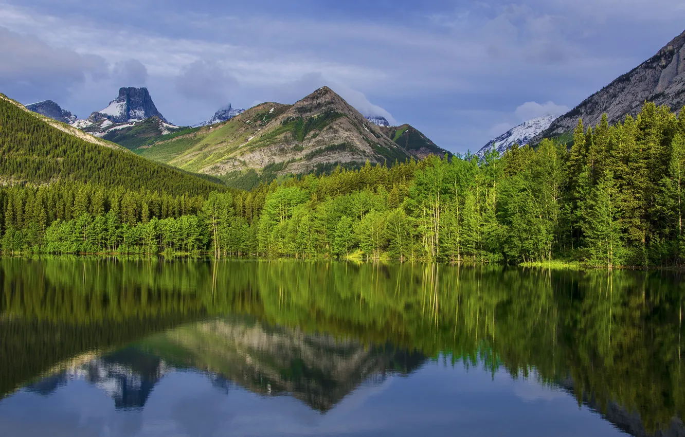 Фото обои небо, облака, деревья, горы, озеро, отражение, Канада, Альберта