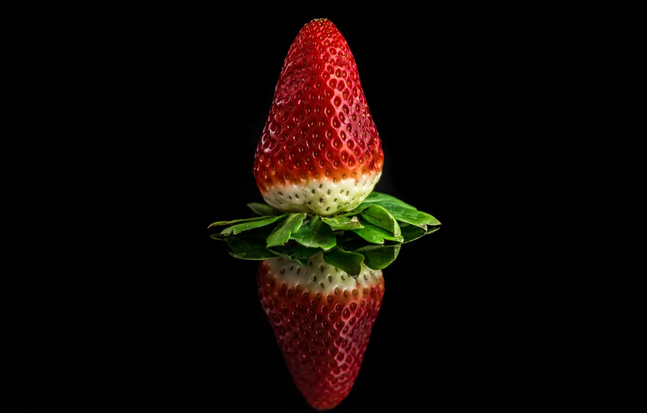 Фото обои отражение, клубника, ягода