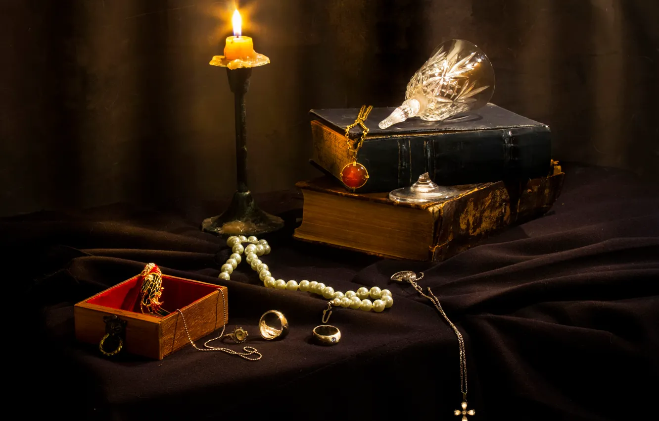 Фото обои украшения, книги, свеча, драгоценности, Misfortunes