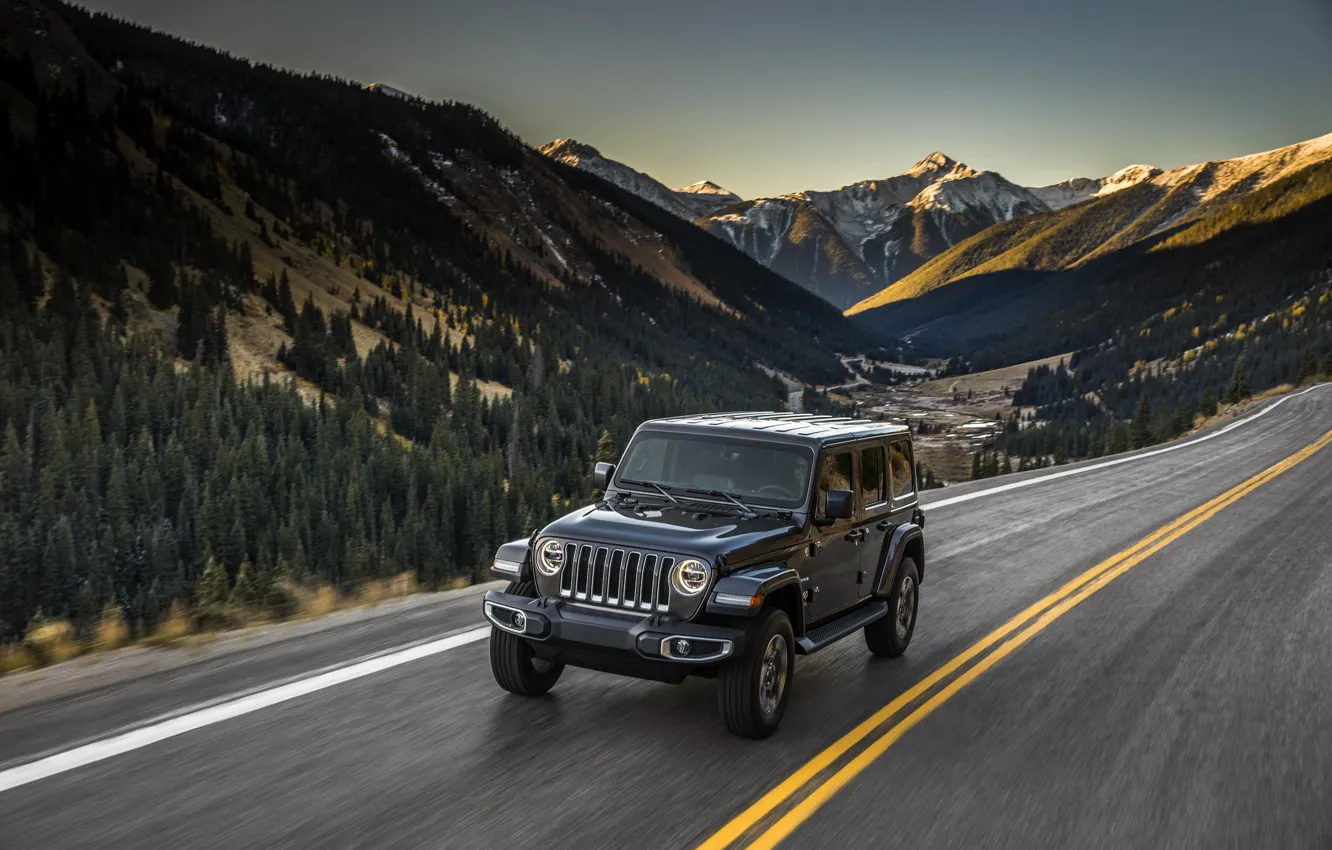 Фото обои асфальт, горы, разметка, 2018, Jeep, тёмно-серый, Wrangler Sahara