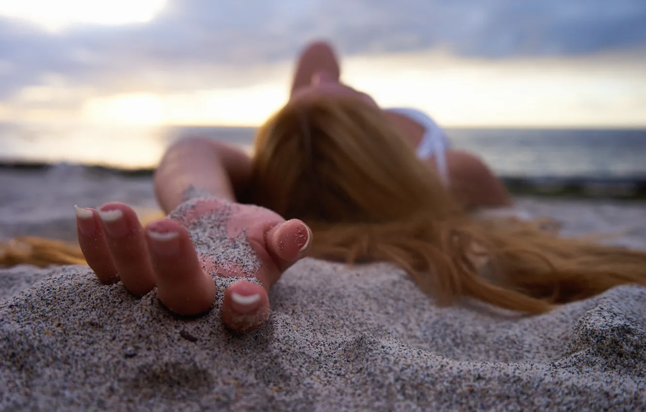 Фото обои песок, девушка, макро, волосы, пальцы, маникюр