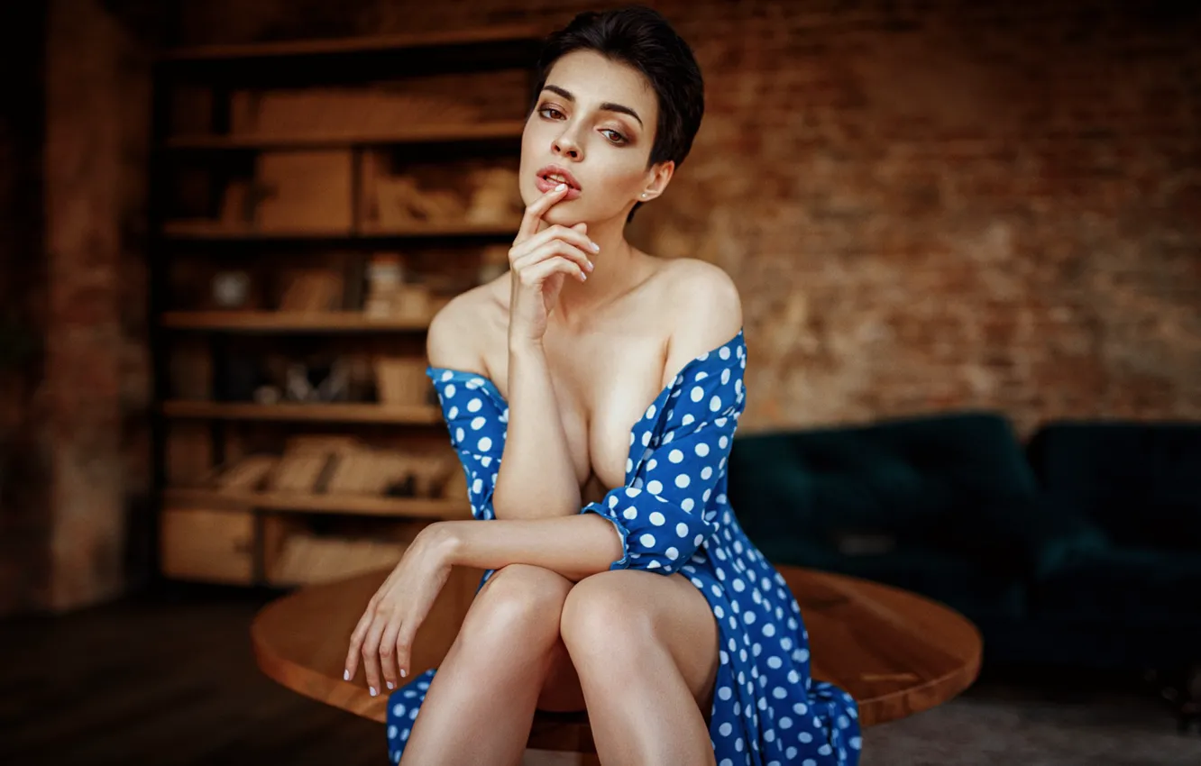 Фото обои взгляд, девушка, портрет, платье, брюнетка, в горошек, прекрасная, короткая стрижка