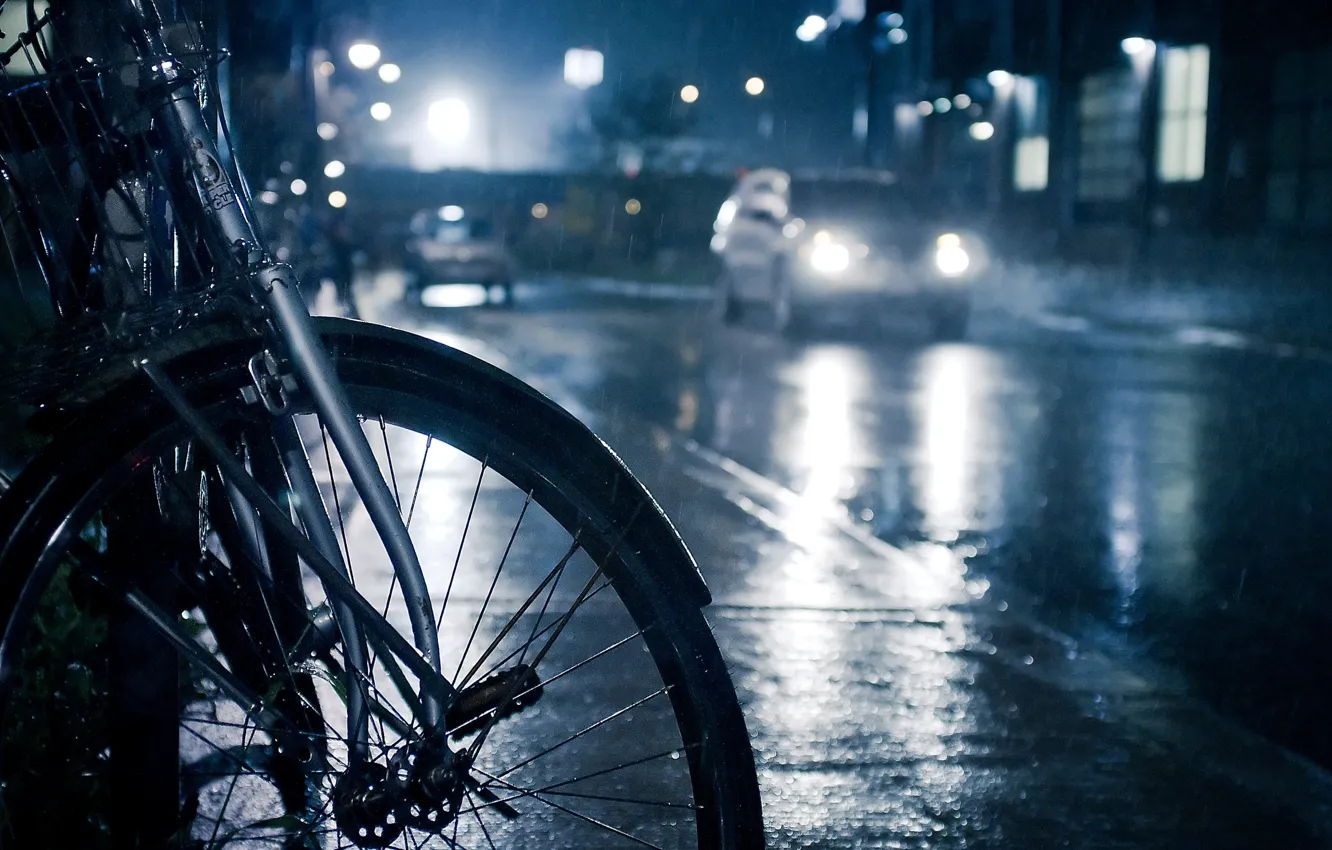 Фото обои дорога, капли, машины, ночь, велосипед, огни, фото, дождь