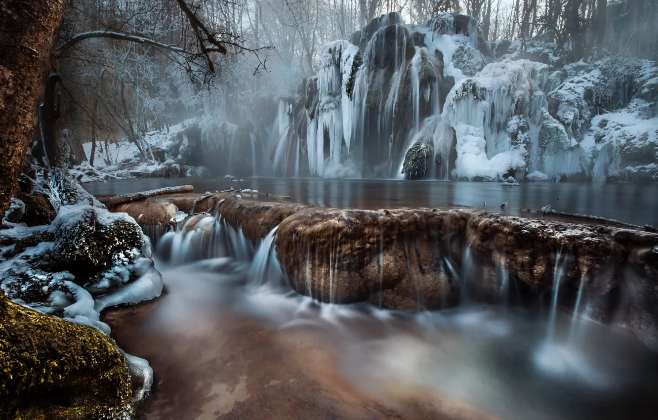 Фото обои зима, вода, деревья, природа, река, камни, лёд, сосульки