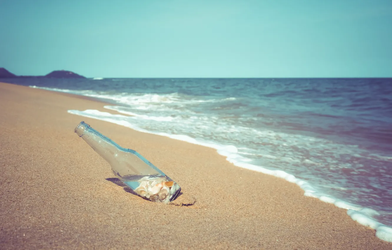 Фото обои песок, море, волны, пляж, лето, небо, бутылка, ракушки