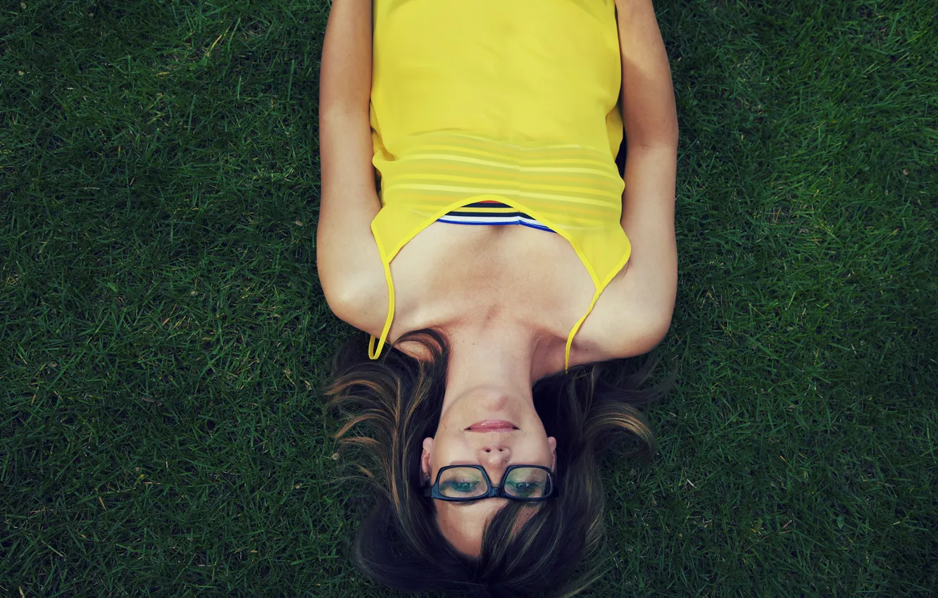 Фото обои трава, девушка, очки, лежит
