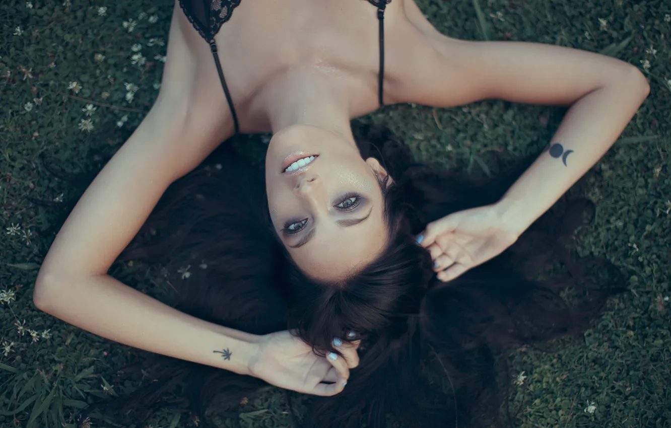 Фото обои девушка, поза, брюнетка, лежит, Oriana Sabatini