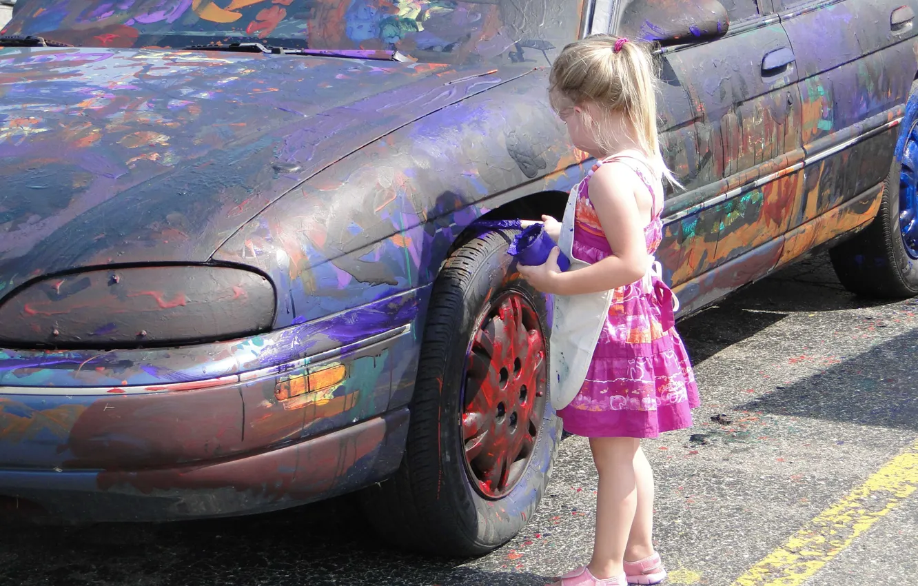 Фото обои авто, креатив, краски, девочка, рисует, родители будут в восторге