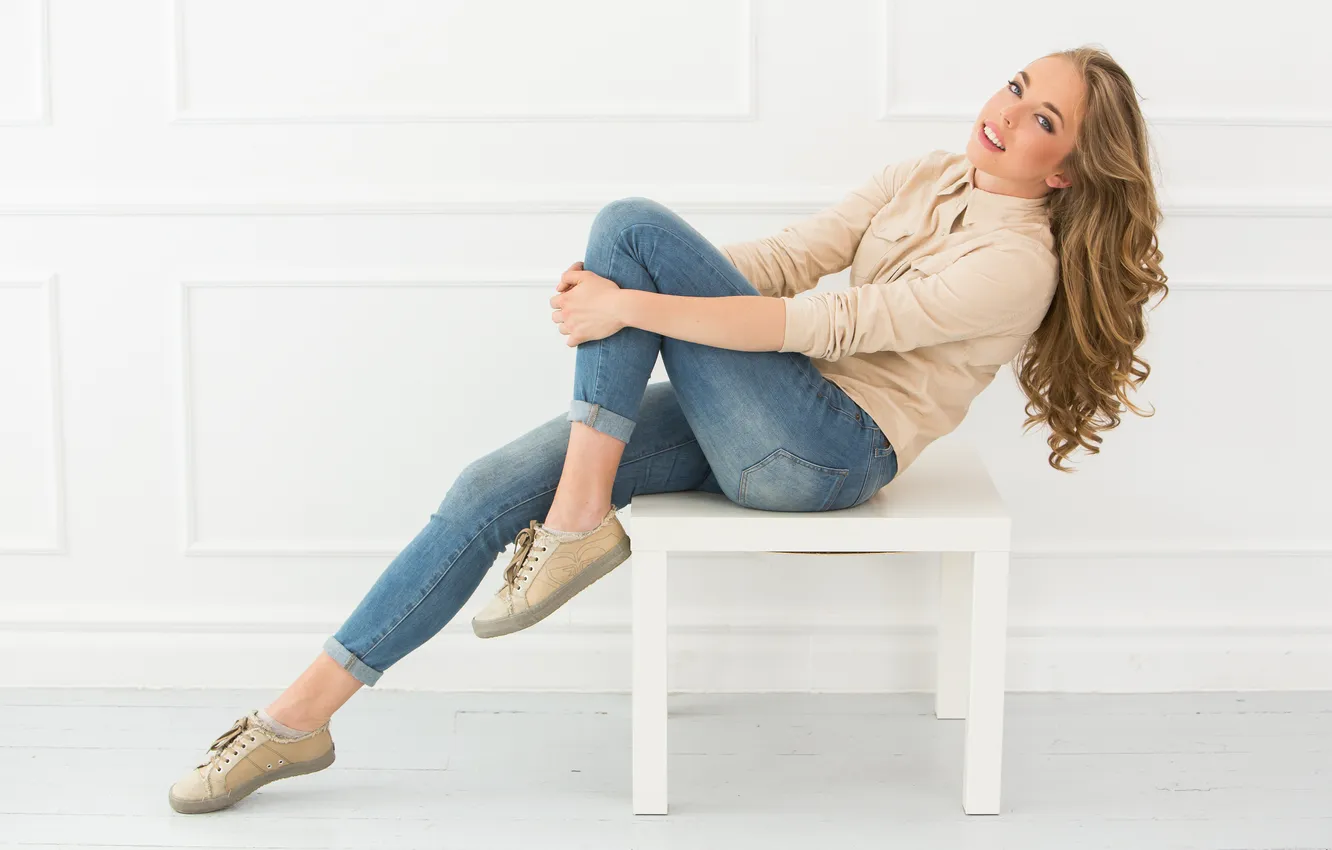 Фото обои girl, beautiful, jeans, look, cute, long-haired