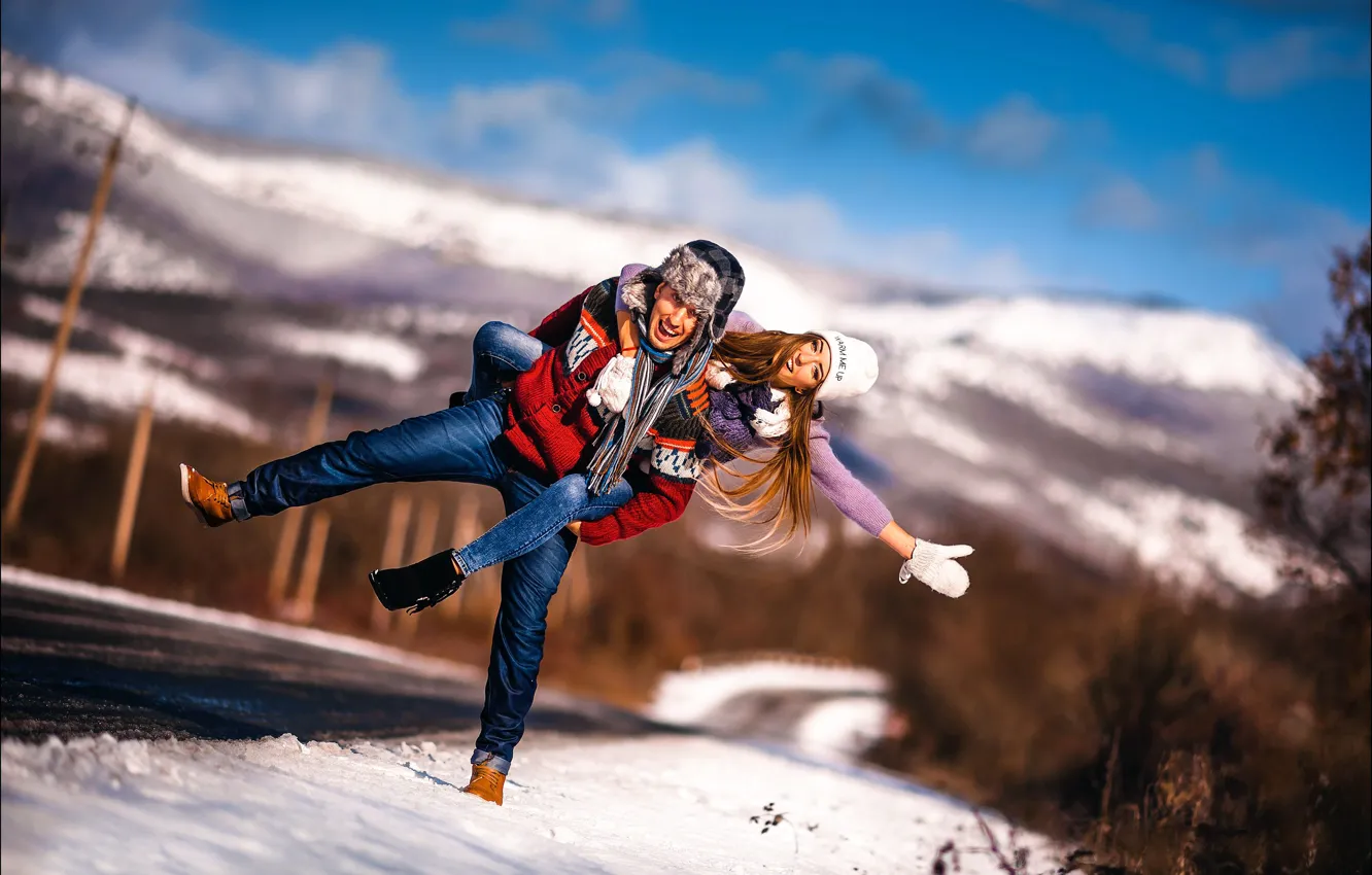 Фото обои дорога, девушка, снег, радость, горы, парень