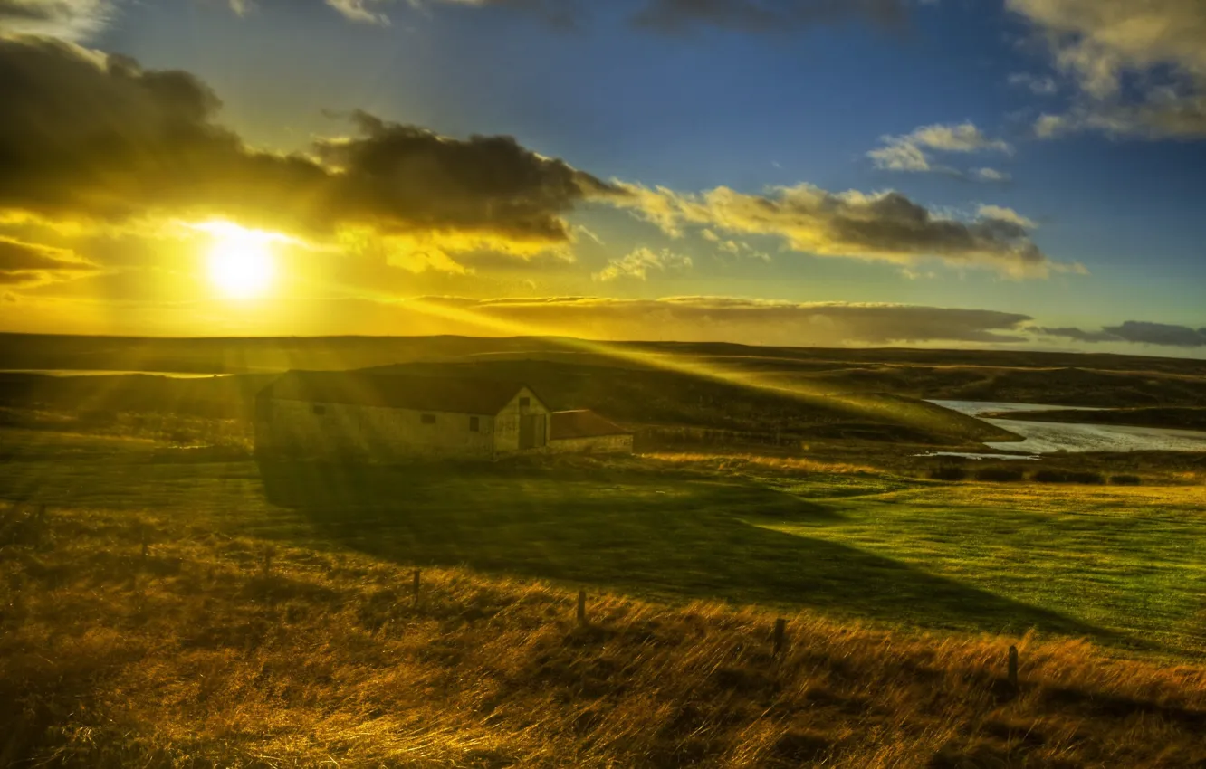 Фото обои поле, трава, солнце, лучи, свет, природа, дом, пейзажи