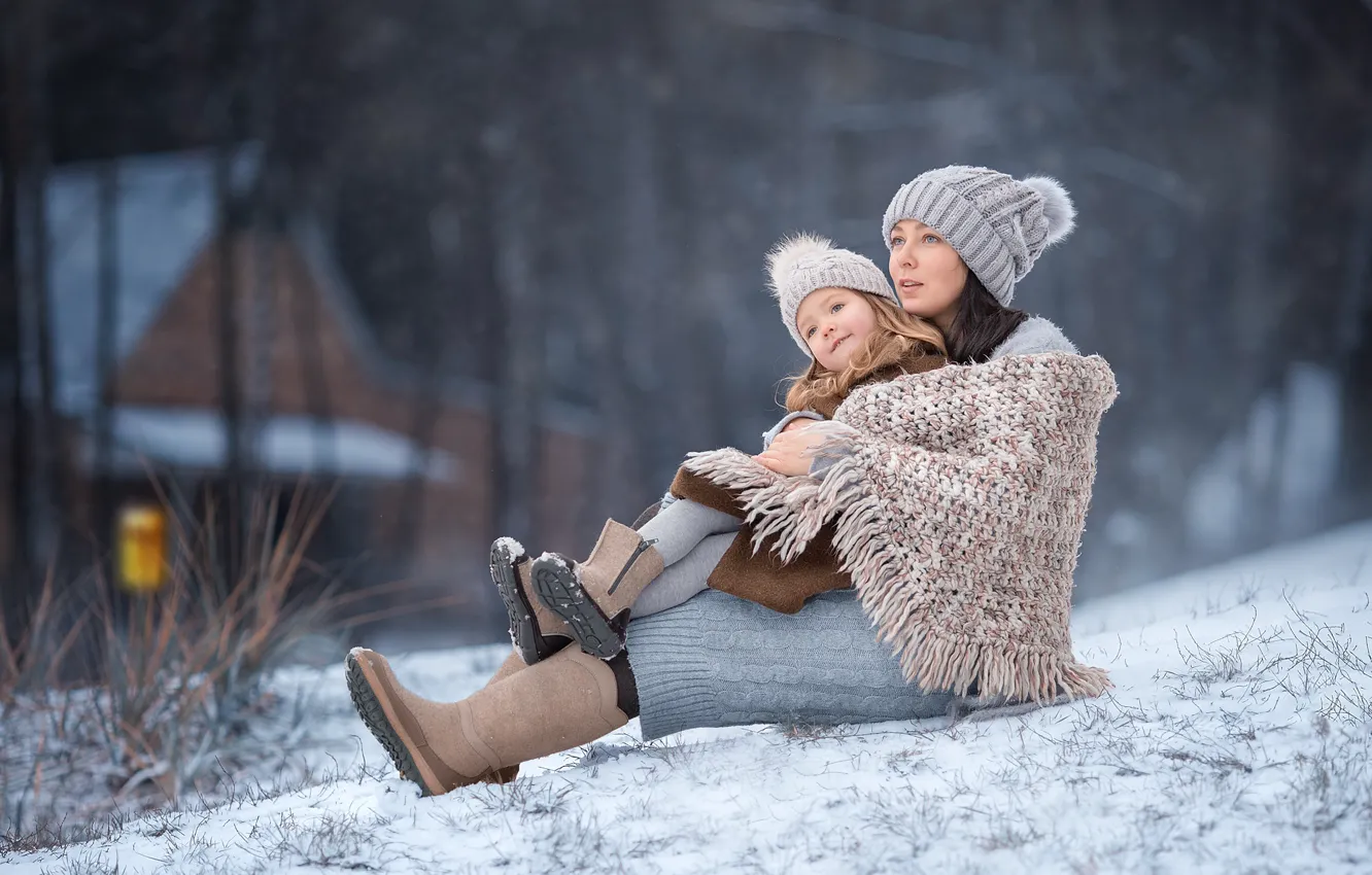 Фото обои зима, снег, природа, дом, женщина, девочка, мама, ребёнок