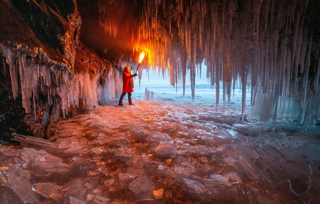 Фото обои зима, свет, природа, лёд, сосульки, факел, грот, Alfia Safuanova