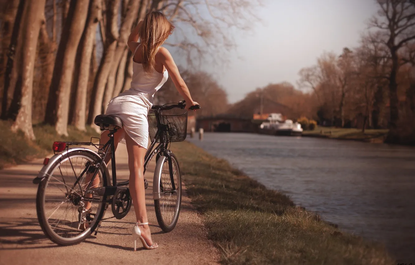 Фото обои девушка, солнце, деревья, природа, велосипед, поза, парк, фигура