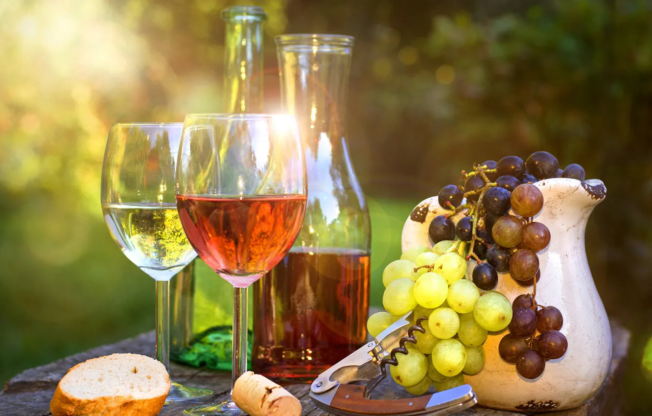 Фото обои блики, вино, бокалы, виноград
