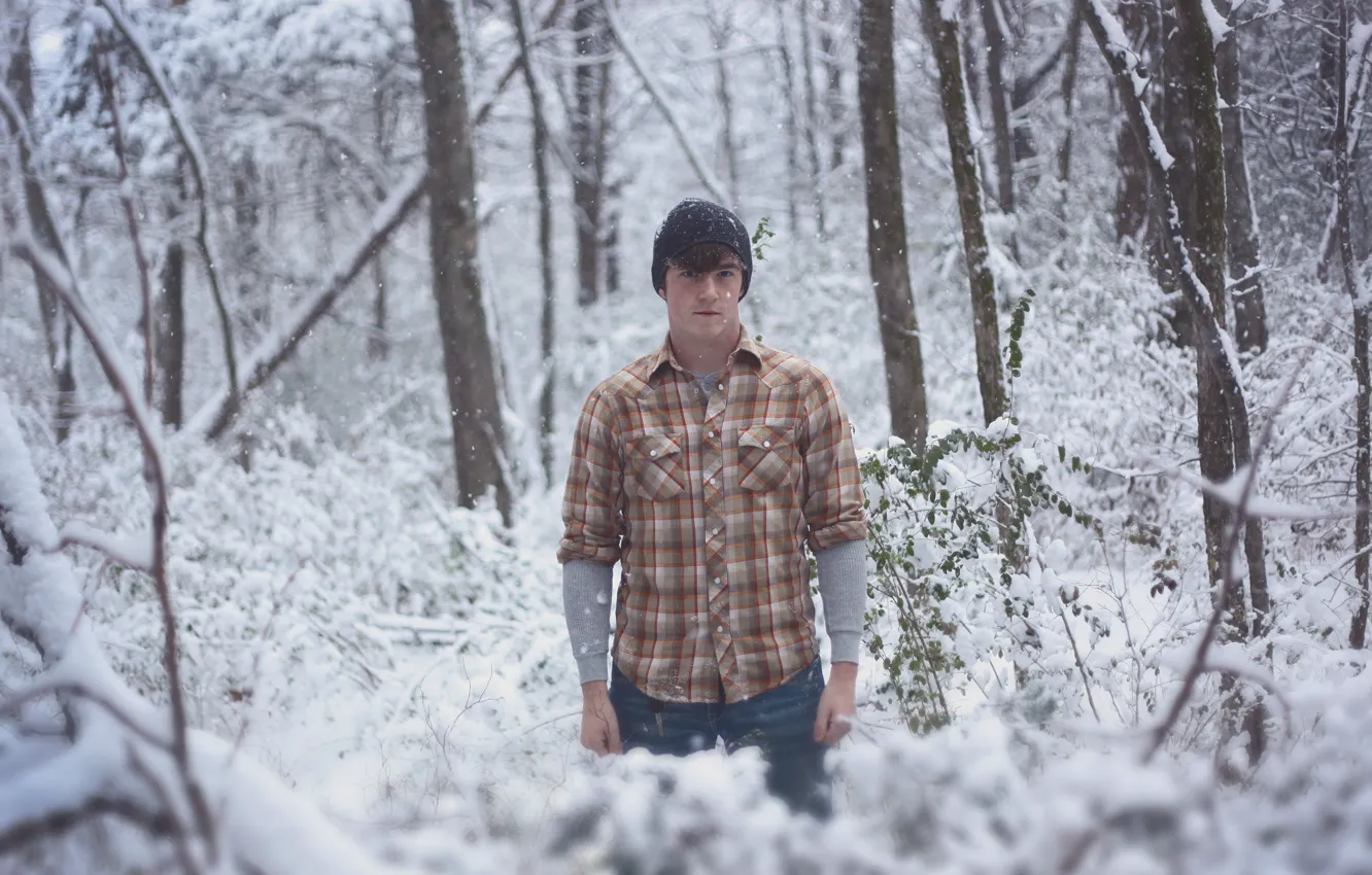 Фото обои зима, лес, снег, деревья, ветки, капот, мужчина, прямой взгляд