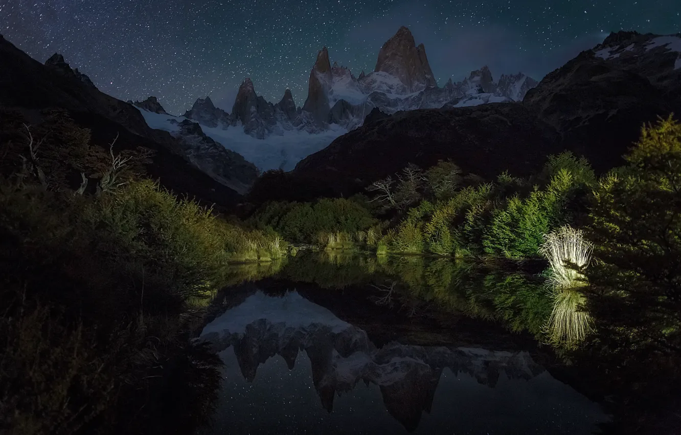 Фото обои небо, звезды, свет, отражения, горы, ночь, озеро, Патагония