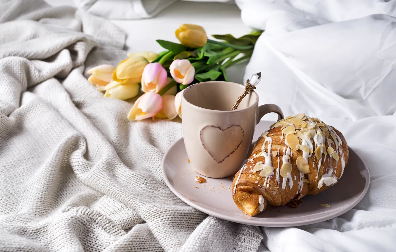 Фото обои кофе, чашка, постель, тюльпаны, romantic, tulips, coffee cup, круассаны