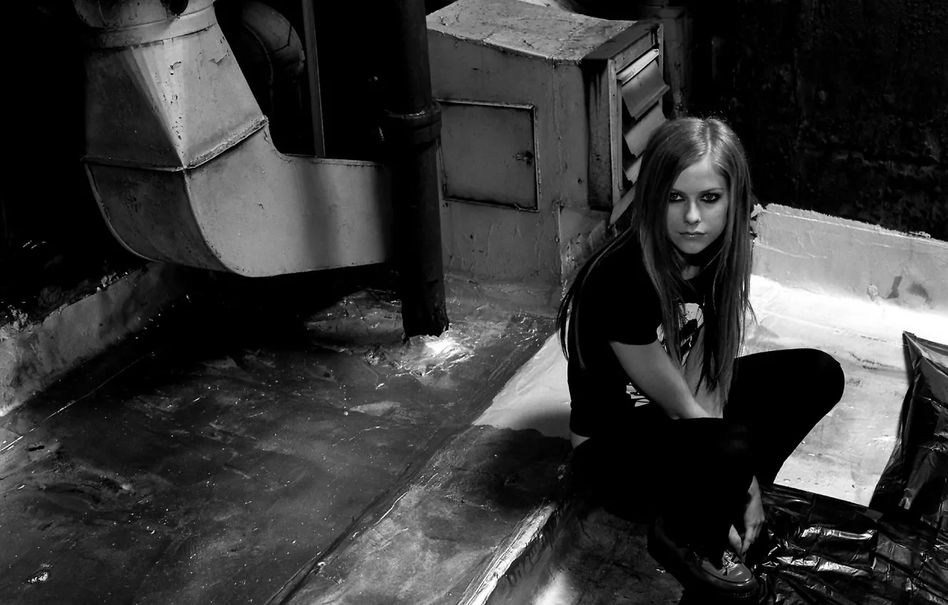 Фото обои девушка, ч/б, труба, Avril Lavigne, сидит, Аврил Ливин