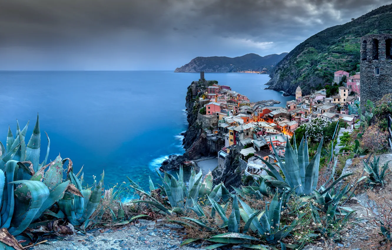 Фото обои пейзаж, тучи, город, скала, берег, растительность, дома, Италия