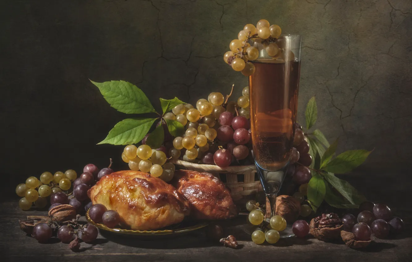 Фото обои трещины, стена, вино, доски, бокал, виноград, орехи, натюрморт