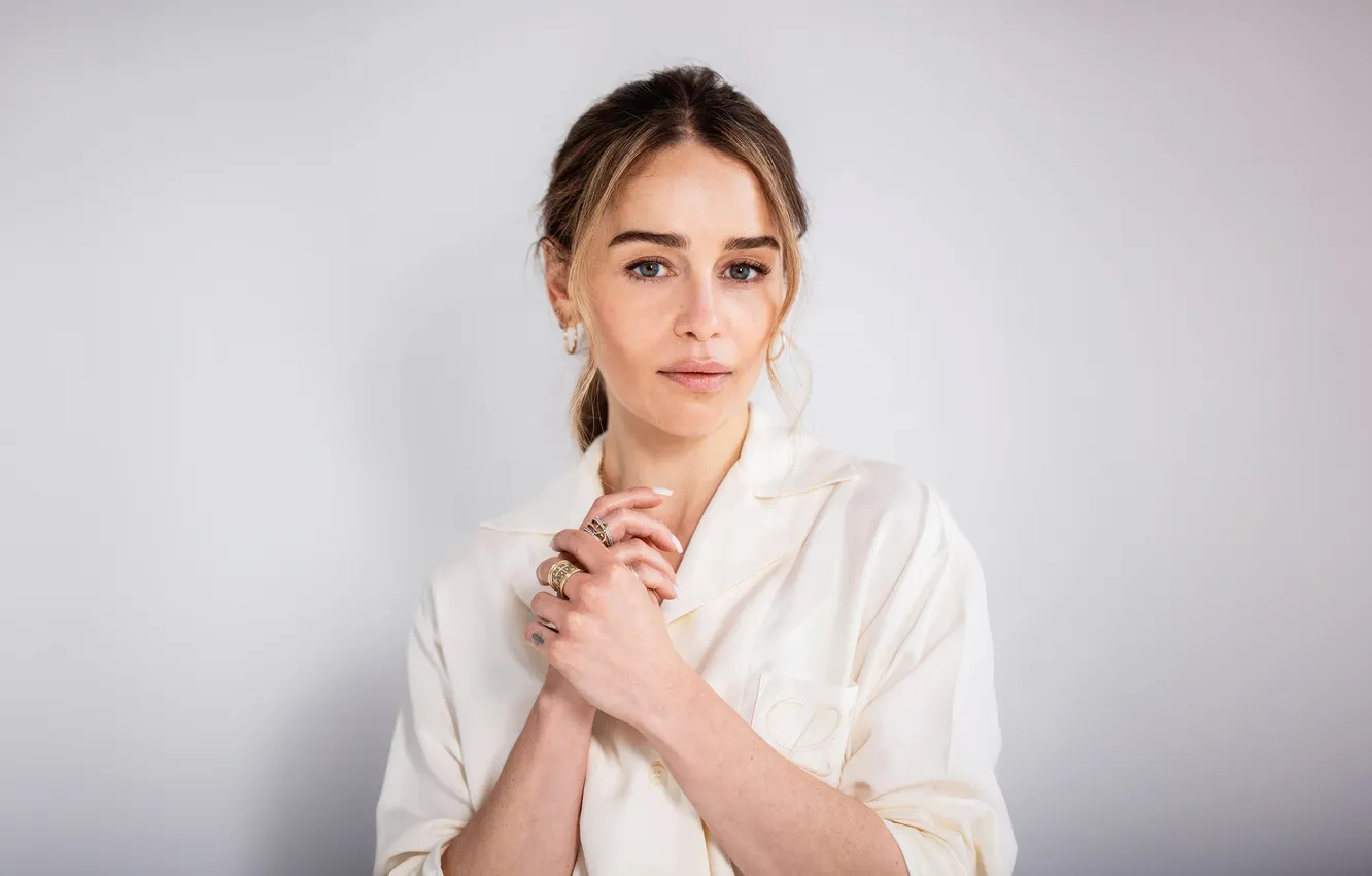 Фото обои взгляд, девушка, украшения, поза, фото, актриса, рубашка, Emilia Clarke