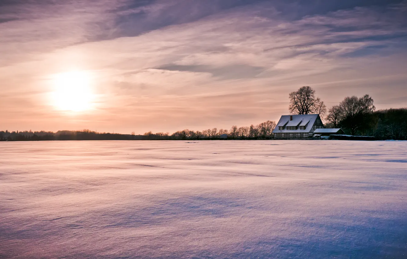 Фото обои зима, небо, солнце, облака, снег, деревья, природа, дом