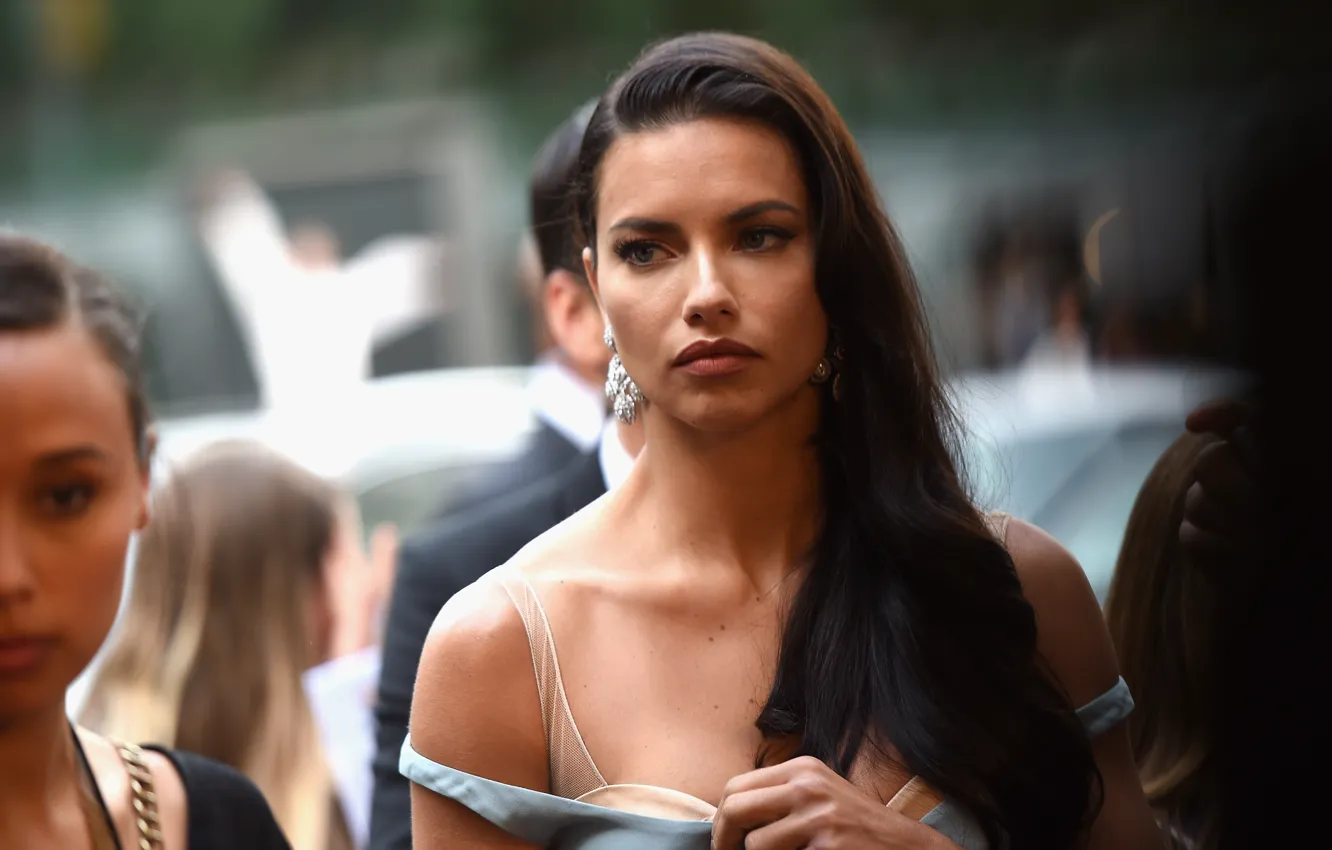 Фото обои взгляд, поза, серьги, макияж, Адриана Лима, Adriana Lima, фотосессия, look