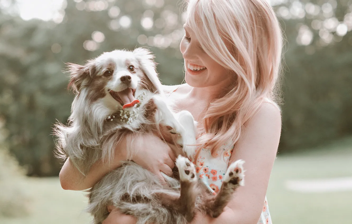 Фото обои девушка, улыбка, смех, собака, блондинка, щенок