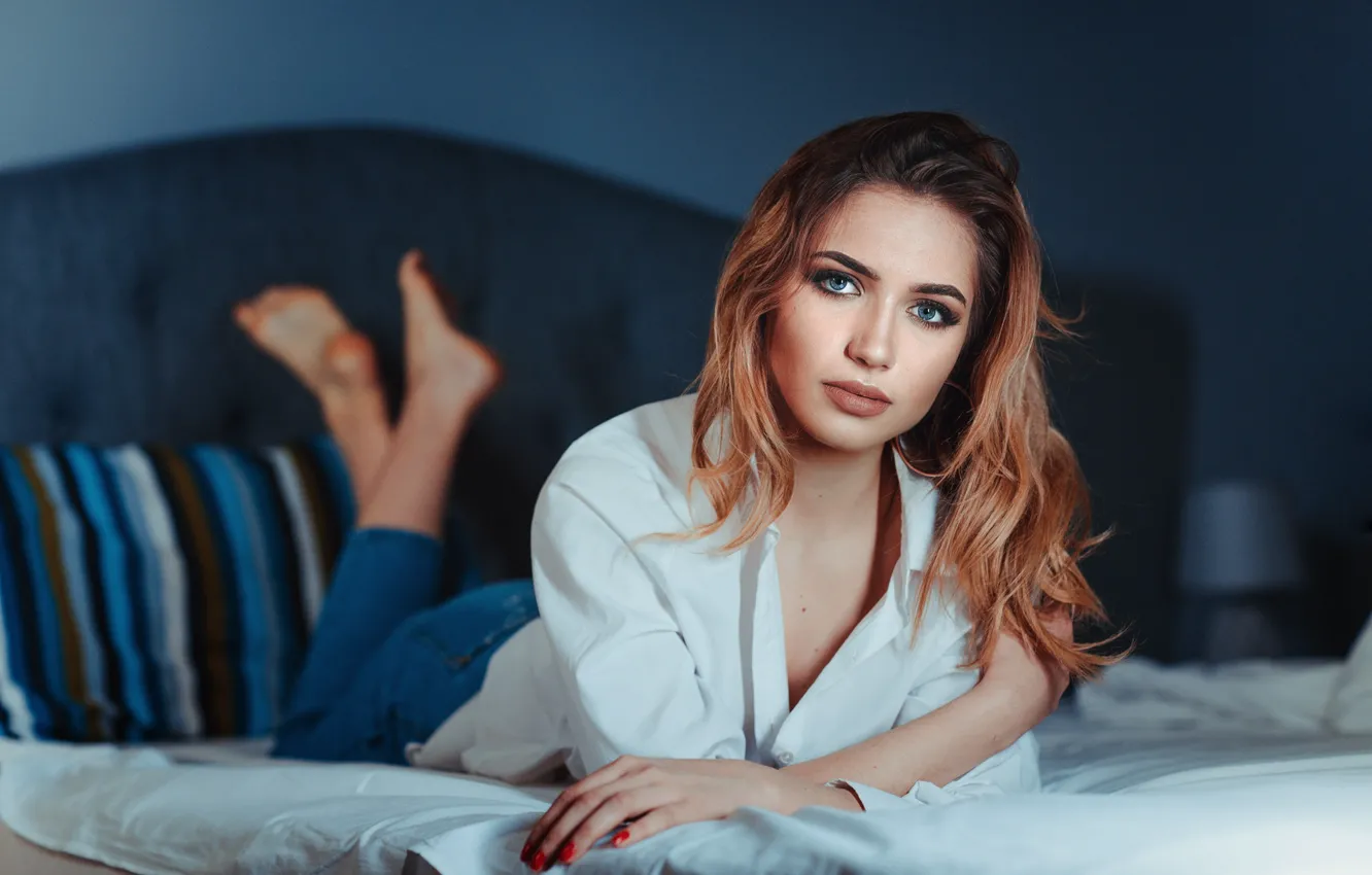 Фото обои Girl, blue eyes, model, jeans, look, redhaired